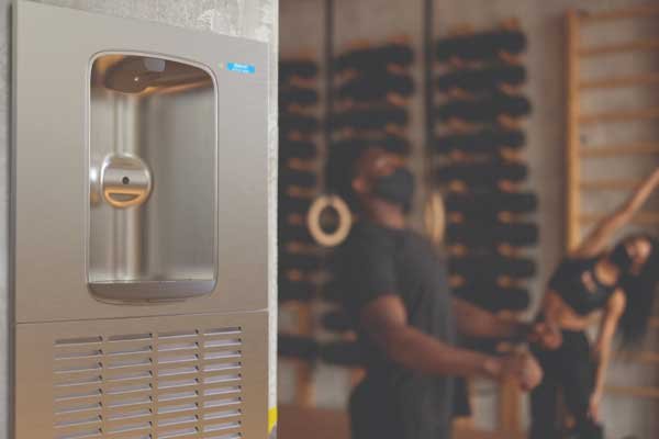 Sporto klube OASIS buteliukų pildymas